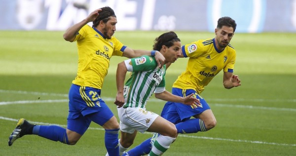 Diego Lainez regresó a la actividad con el Betis luego de un mes fuera por Covid-19. (Twitter @RealBetis)