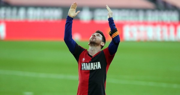 Messi rindió homenaje a Diego Armando Maradona luego de marcar ante el Osasuna. Foto: Facebook FC Barcelona