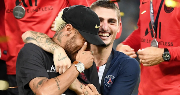 Neymar se abstiene de festejar victoria del PSG y Mbappé lo saca de la foto de campeones