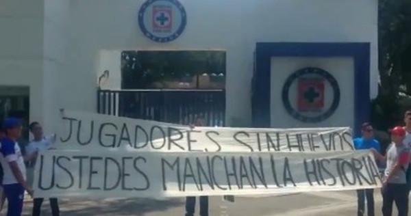 Aficionados de Cruz Azul reclaman con manta en La Noria