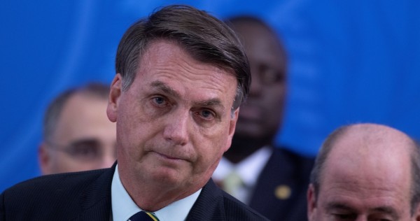 Bolsonaro quiere el futbol de vuelta en Brasil; es menos probable que jugadores se enfermen, dice