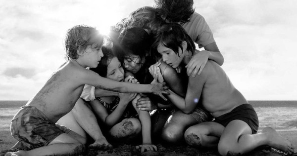 Roma, cuenta la historia de dos empleadas domésticas que ayudan a una madre a criar a sus cuatro hijos.