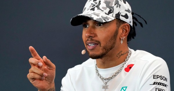 Lewis Hamilton defiende protestas contra racismo y critica a pilotos de la F1 que guardan silencio