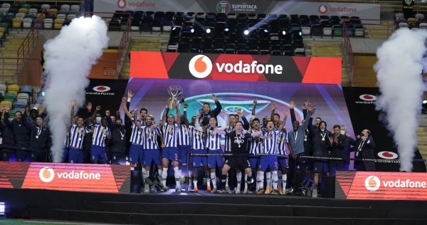 El Porto y Tecatito Corona ganan la Supercopa de Portugal tras vencer 2-0 al Benfica