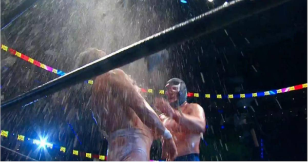 El enfrentamiento fue a una caída, todo se valía. Por lo mismo, Blue Demon Jr. lo agarró a charolazos, martillazos, lo azotó donde pudo abajo del ring. (Foto: Captura de pantalla)