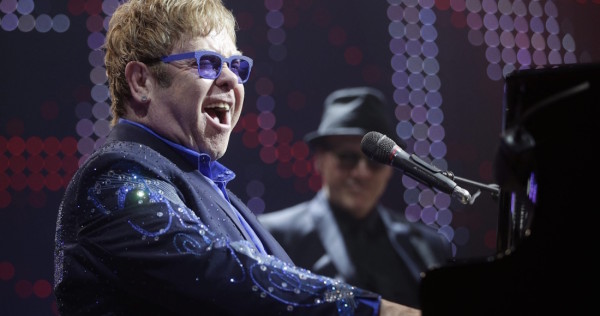 El cantante Elton John cumple 72 años; aquí 6 de sus grandes himnos para festejarlo