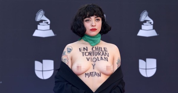 Mon Laferte muestra los senos en símbolo de protesta durante Latin Grammy: En Chile torturan, violan y matan