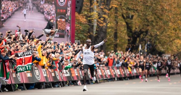 Eliud Kipchoge logra lo imposible: frena el cronómetro del Maratón en menos de dos horas