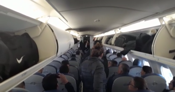VIDEO: Pasajeros se bajan de avión donde viajaba AMLO a Tabasco