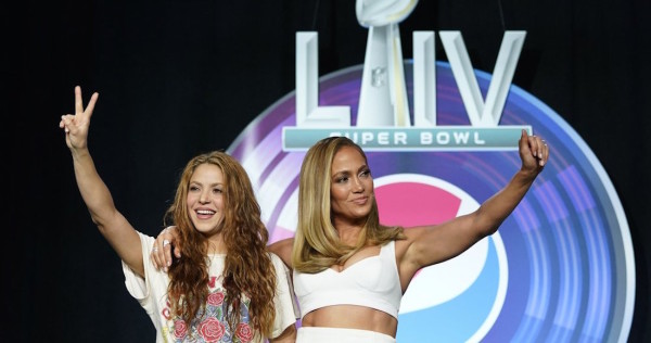 Internautas crean memes sobre Shakira y JLo por la diferencia de vestimenta en conferencia de prensa