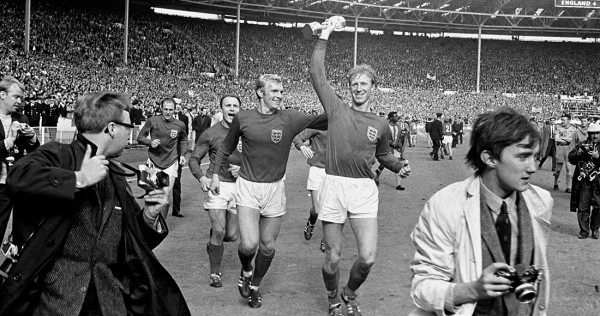 Jack Charlton sostiene la copa Jules Rimet acompañado de su compañero Bobby al derrotar 4-2 a Alemania Occidental.