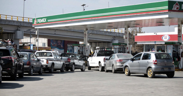 Filas de hasta 4 horas y molestia de ciudadanos: el desabasto de gasolinas cumple ya una semana