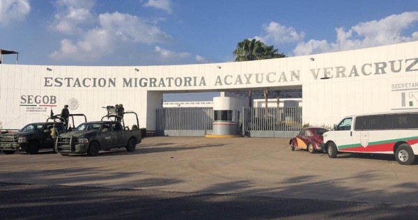 Federales rescatan a 150 migrantes que viajaban hacinados y sin agua en un tráiler en Veracruz