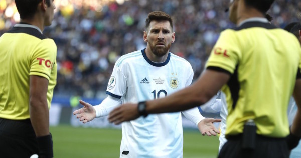 La AFA busca reducir la sanción de Messi.