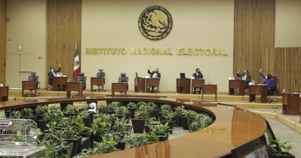 El PRI, PAN y PRD celebran límites del INE a las conferencias de AMLO. Morena acusa intento de censura