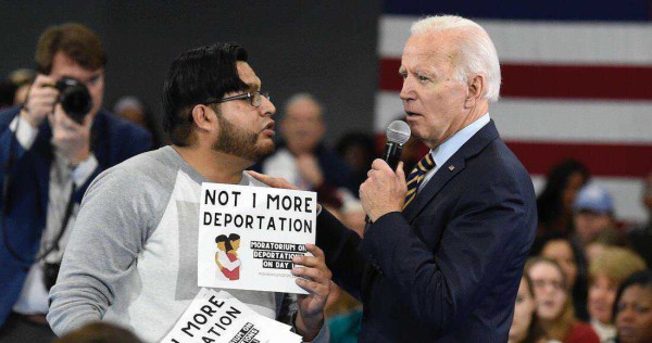 Biden firma tres decretos migratorios; reunificarán familias separadas en frontera