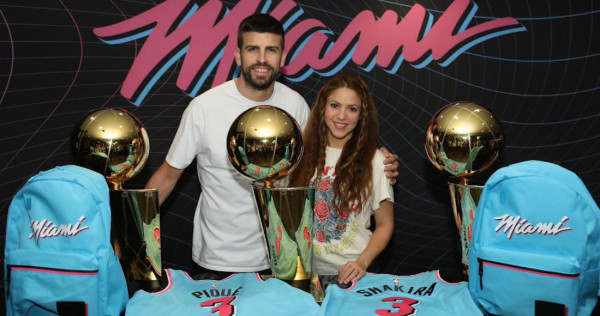 Piqué y Shakira visitan la cancha de los Miami Heat, de la NBA; reciben camisetas con sus nombres