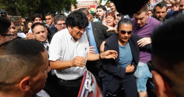 Evo Morales acude a marcha de las Madres de Plaza de Mayo, y miles se abarrotan para recibirlo
