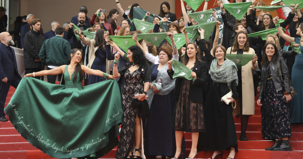 Cineastas, actrices y activistas protestan a favor del aborto en la alfombra roja del Festival de Cannes