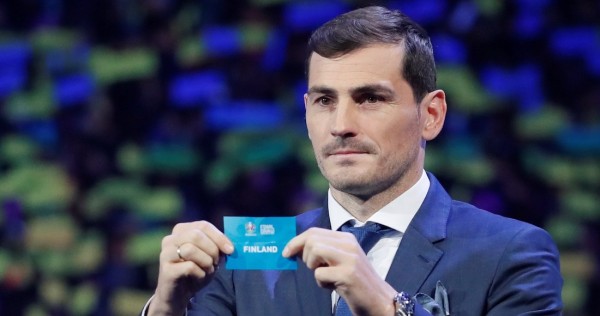 Íker Casillas saca una de las papeletas en el sorteo. (Foto: Twitter @UEFA-EURO)