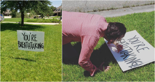 Fan deja un cartel con un mensaje para Keanu Reeves en su jardín y el actor lo autografía