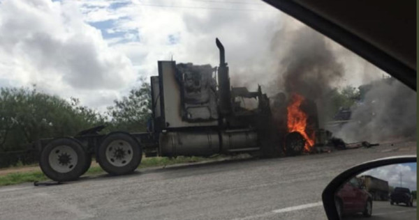 Carretera San Fernando-Reynosa, en Tamaulipas, es bloqueada con tráileres en llamas