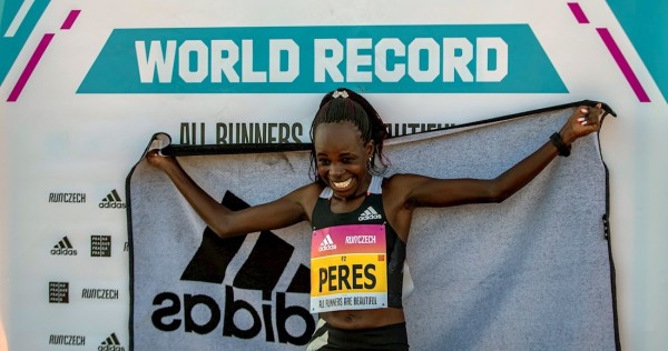 Jepchirchir corre el medio maratón femenino más rápido de la historia.