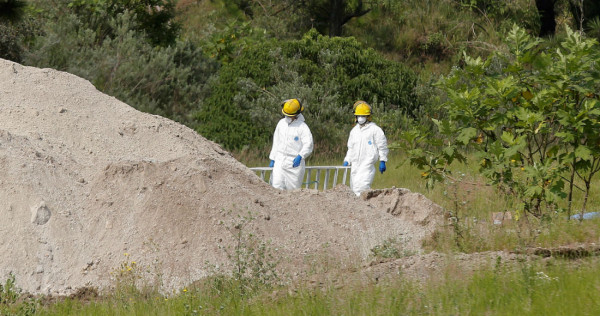Forenses reconstruyen restos de 119 bolsas del pozo en Jalisco: son 42 cuerpos desmembrados