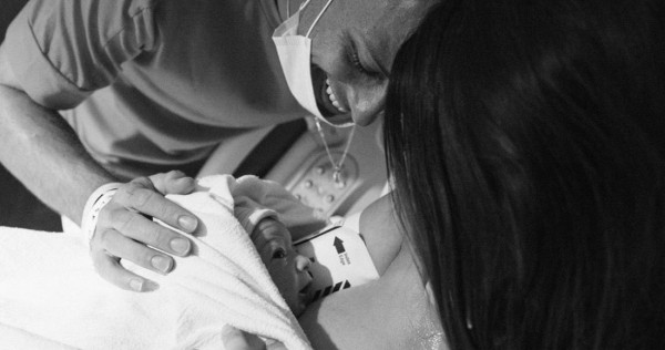 El Chicharito Hernández junto a su esposa e hija. Foto: Twitter, @LAGalaxy_Es