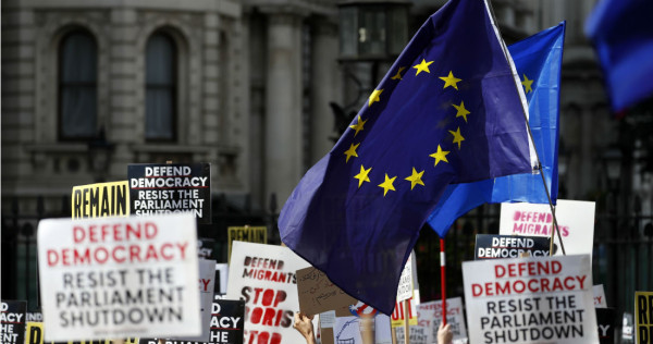 Manifestantes protestan cerca de la oficina del Primer Ministro inglés contra planes para el Brexit