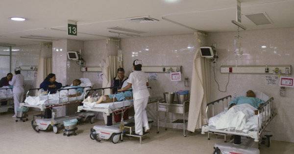 Espera en urgencias del IMSS, 58.7 minutos; en privado, 12.7. La salud pública está enferma: Coneval