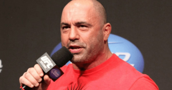 Joe Rogan, comentarista de la UFC, rompe las medidas de seguridad de Covid-19 y entrevista a peleadores