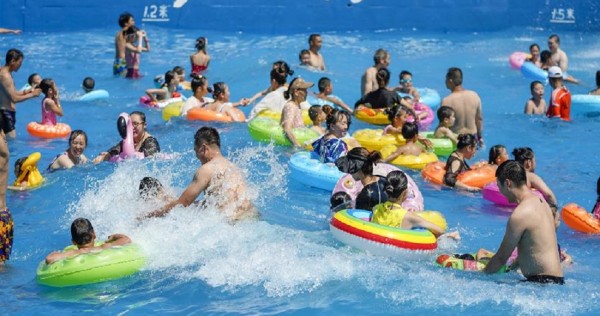 Miles se divierten durante fiesta en parque acuático de Wuhan, donde se habría originado la Covid-19