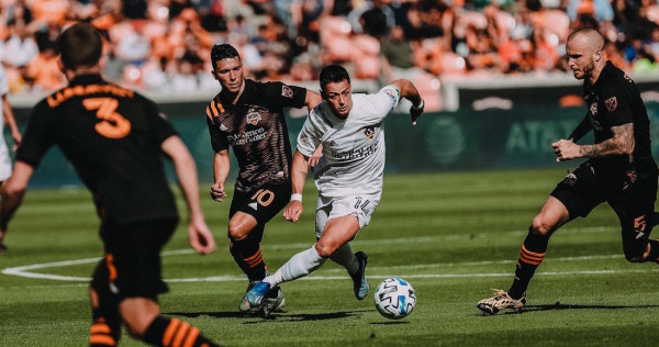 Chicharito debuta en LA Galaxy. (Foto: Twitter @LAGalaxy_Es)