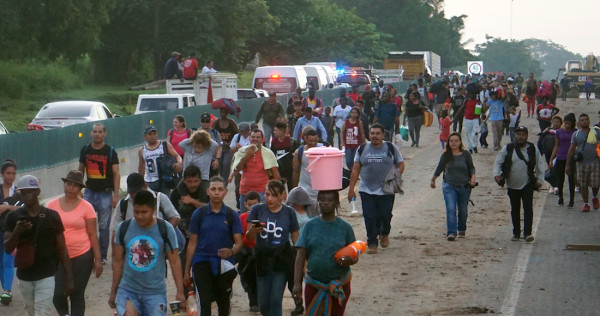 Una nueva caravana de casi 2 mil migrantes parte de Tapachula con la esperanza de llegar a EU