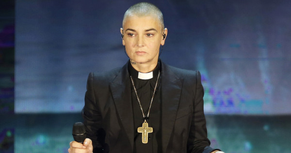 La cantante irlandesa Sinead O'Connor actúa en el programa de la televisora estatal italiana RAI Che Tempo che Fa, en Milán.