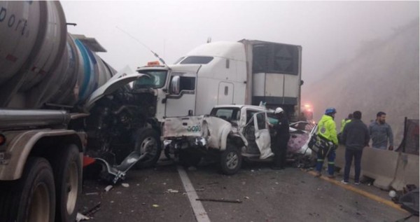 Carambola de al menos 30 autos deja varias decenas de heridos en la autopista Monterrey-Saltillo