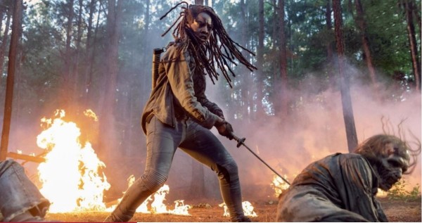 La primera imagen de la décima temporada de The Walking Dead mostró a Michonne acabando con unos caminantes con un incendio forestal de fondo. Foto: AMC