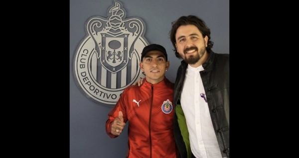 Víctor Guzmán posa con Amaury Vergara. (Foto: Twitter @Chivas)