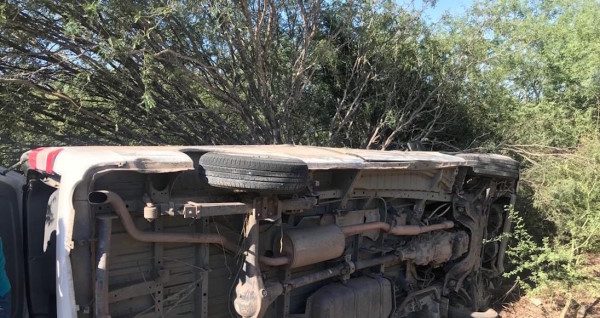 Camioneta de reporteros que cubren gira de AMLO en Sonora sufre volcadura; reportan al menos 2 lesionados