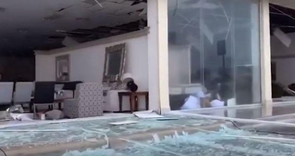 Destrozan vientos de Narda cristales y plafones de tienda de Mazatlán