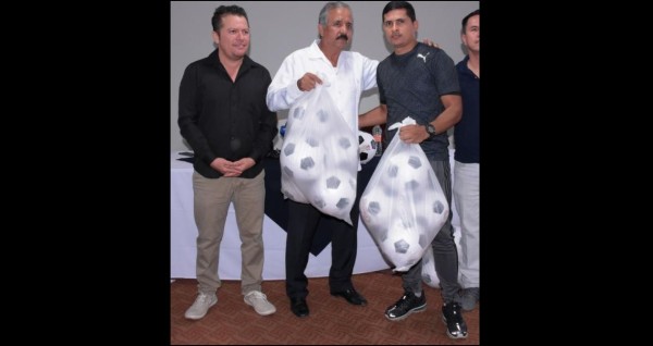 Carlos Lara (izq.) da a conocer el apoyo a la liga.