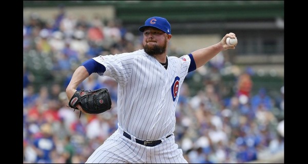 Jon Lester hace para su causa. (Foto: @Cubs)