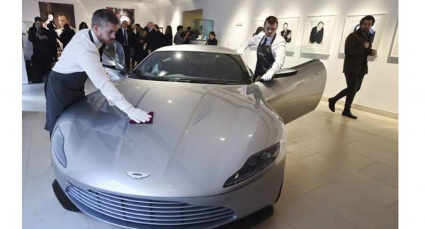 Se espera vender el Aston Martin DB10, conducido por Daniel Craig en “Spectre”, por más de 40 millones de pesos.