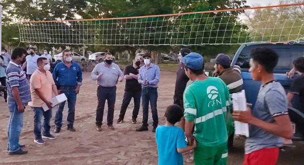 Deportistas del ejido La Michoacana, en Navolato, reciben material deportivo y apoyo económico