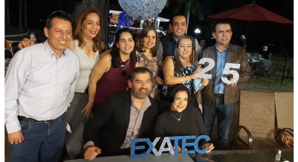 Los graduados disfrutaron un grato momento en la convivencia.