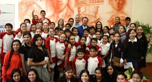 Faustino López Osuna, autor del Himno de Sinaloa, junto a autoridades de Cobaes y niños y jóvenes asistentes a su conferencia.