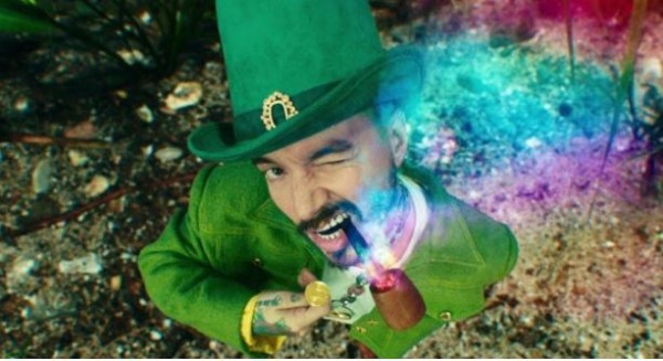 J Balvin se convierte en duende en el videoclip de su tema Verde