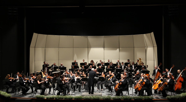 La Orquesta Sinfónica Sinaloa de las Artes, dirigida por el maestro Gordon Campbell, en la gala de la Temporada Primavera 2017.