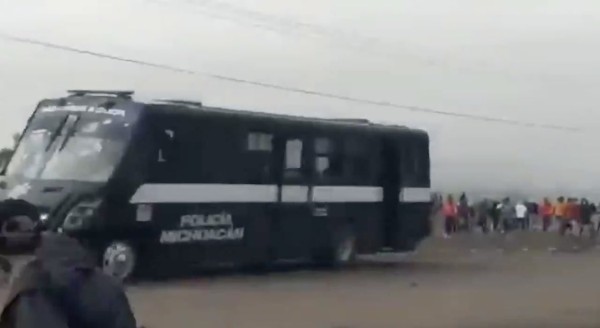 Camión de la Policía de Michoacán embiste a normalistas en protesta